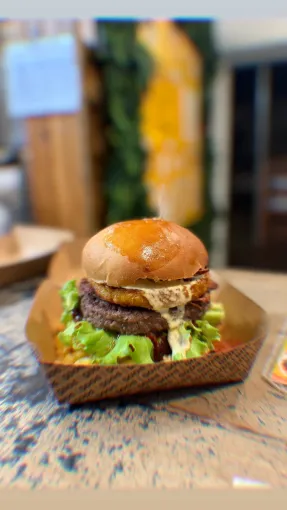 Lancement du nouveau burger Le Western à Saint-Louis, Saint-Louis, TI BEN BURGERS